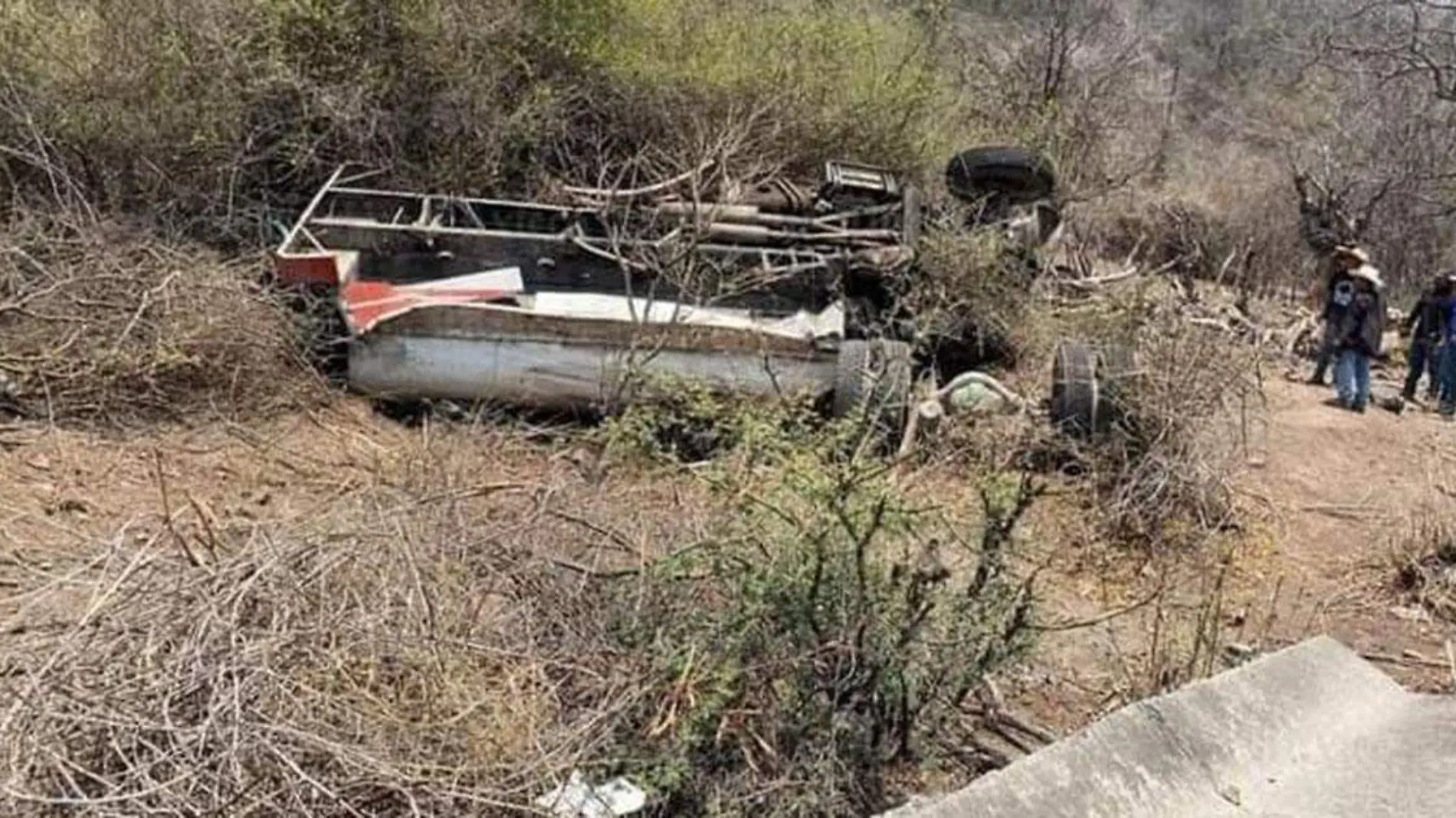 Un masculino de aproximadamente 50 años de edad, quien conducía una pipa cargada de agua en Izúcar de Matamoros, murió